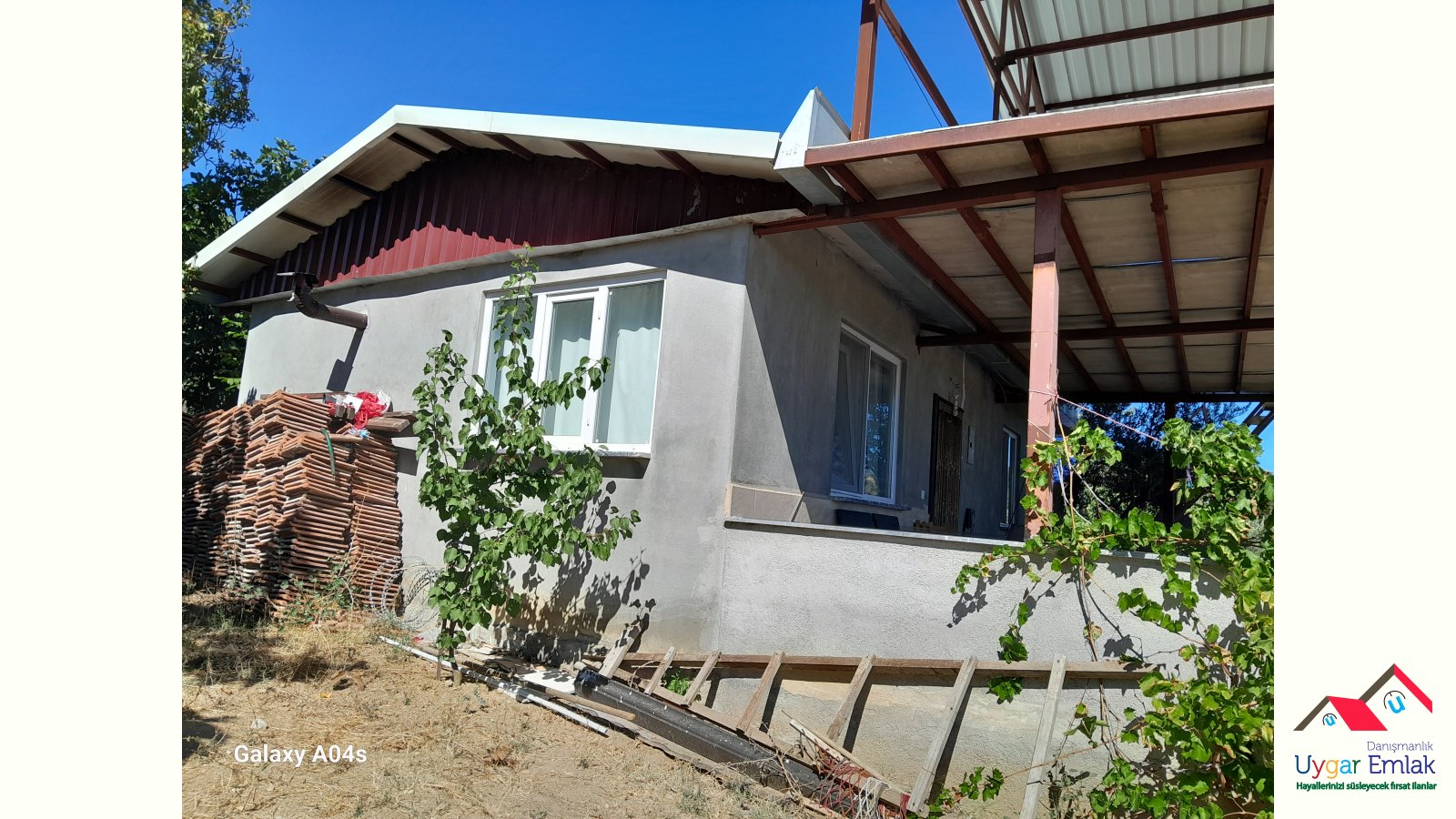 MUDANYA AKKÖYDE SATILIK 1050 M2 İÇİNDE  EVİ OLAN ARSADIR AKKÖYDE TERAS ARAZIDIR 60M2  2+1 EVI VARDIR